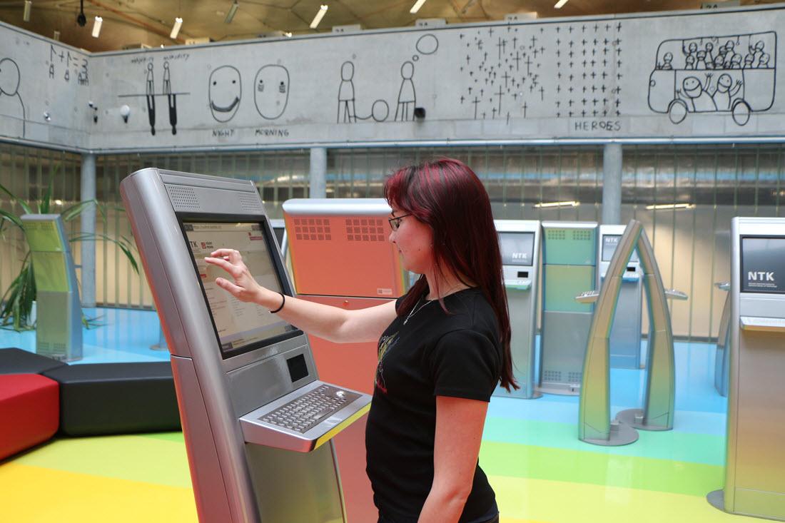 přístup k počítačům a kioskům v knihovně...